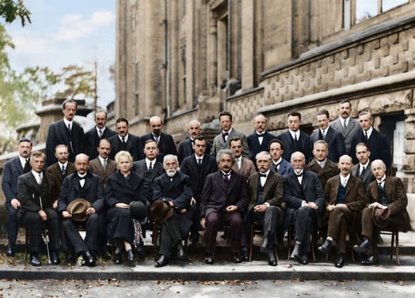 Considerada la fotografía más importante y famosa de la historia de la física. Muestra a los 29 físicos más relevantes durante el Congreso de Solva en 1929