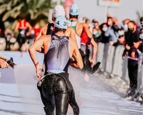 Deportistas de alto rendimiento realizando un triatlon