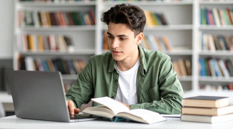 Futuro docente formado en innovación educativa en la CEU UCH
