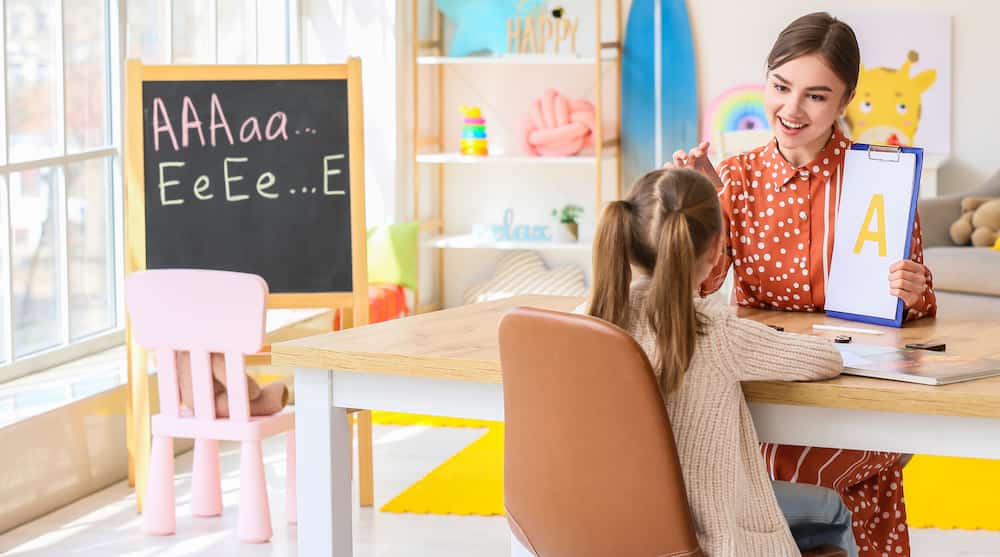 Especialista en Audición y Lenguaje trabajando en el aula con alumnos