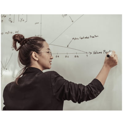 Matemática enseñando conjeturas matemáticas en una pizarra