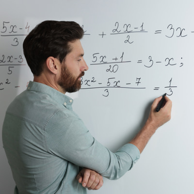 Ingeniero matemático solucionando un problema matemático