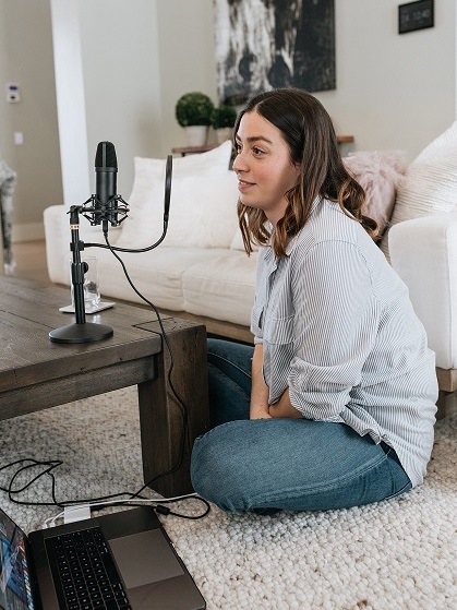 Chica grabando un podcast desde casa