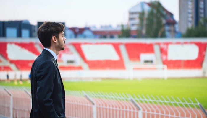 Gestor deportivo coordinando un estadio de fútbol