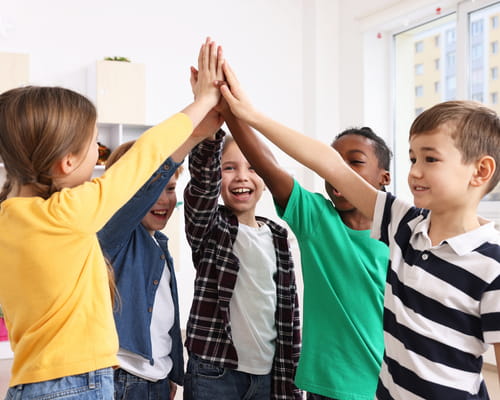 Niños jugando en equipo y trabajando la gestión de emociones