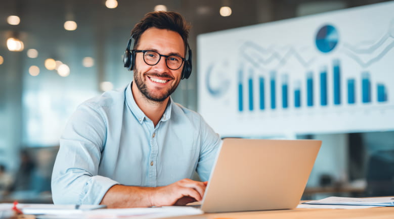 Profesional de Business Intelligence analizando datos empresariales