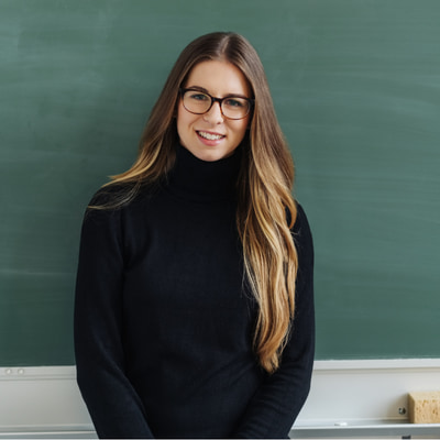 Profesora en educación primaria frente a pizarra