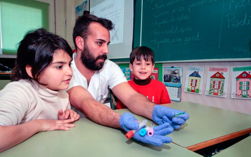 La Escuela de Salud CEU llega a los colegios