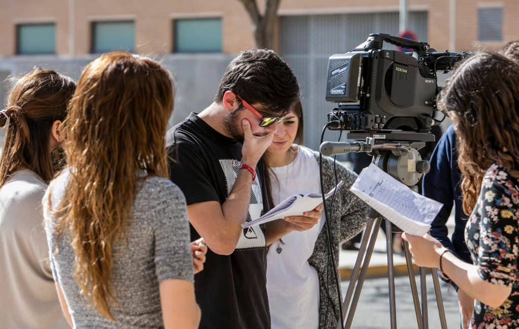 Chicos haciendo prácticas Comunicación Audiovisual