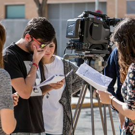 Chicos haciendo prácticas Comunicación Audiovisual