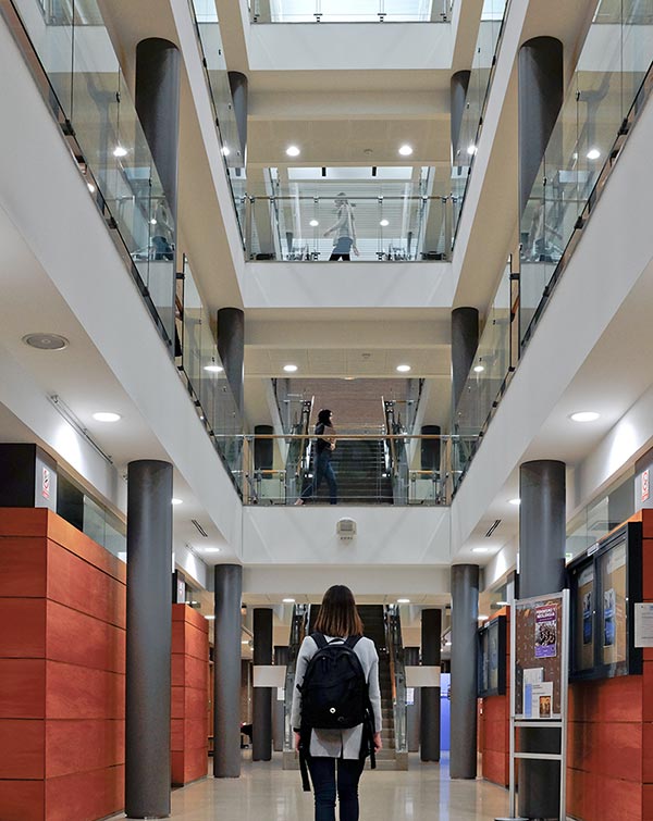 Ce bâtiment abrite une cafétéria et cantine