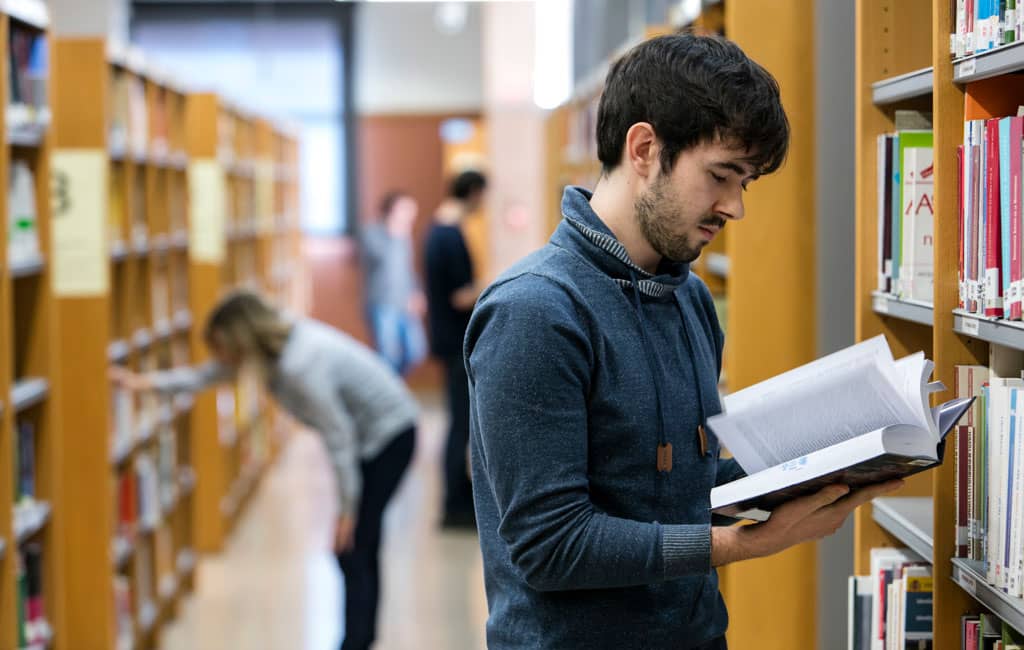 Chico de CC Políticas en biblioteca