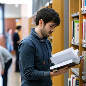 Chico en biblioteca