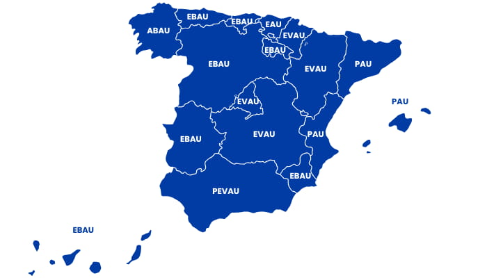 Mapa de España con los nombres de la prueba de acceso a la universidad por comunidad autónoma