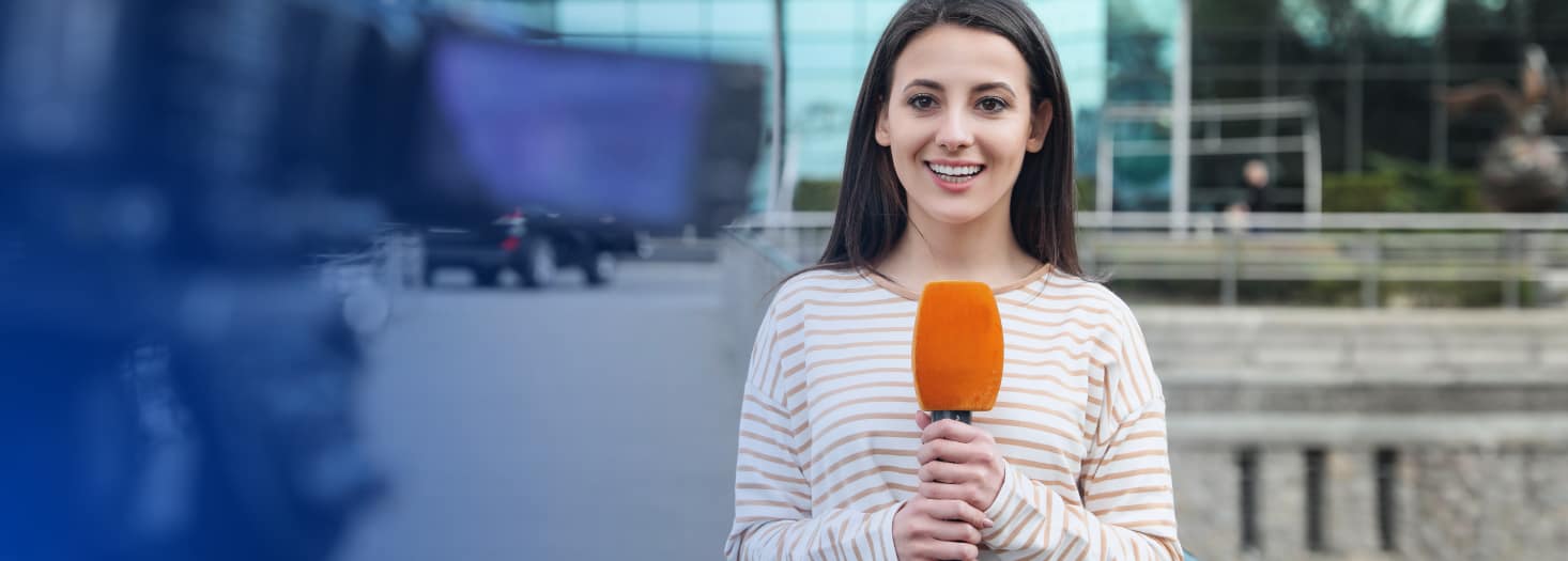 Periodista trabajando como reportera en informativos