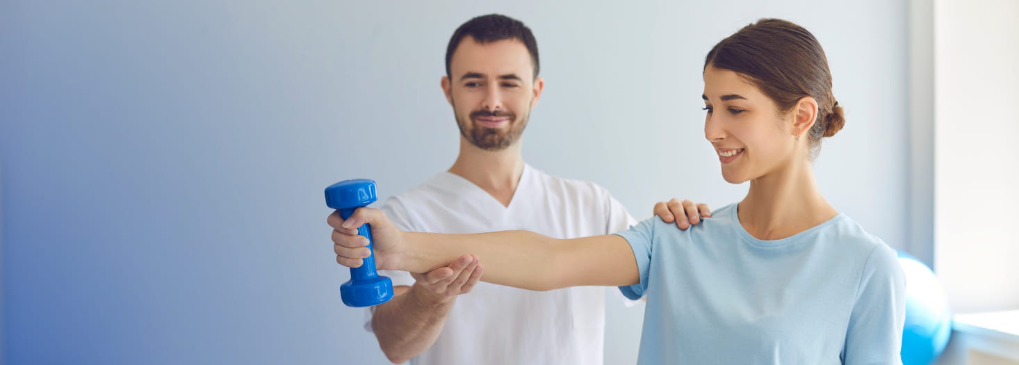 Entrenador rehabilitando a paciente