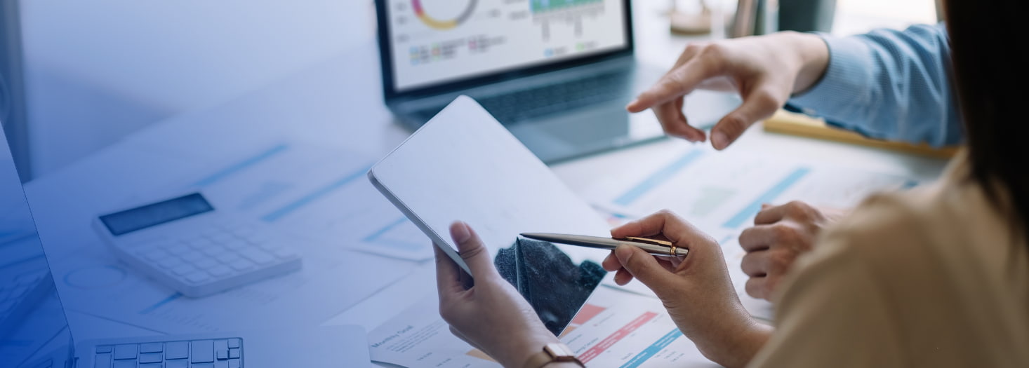 analistas de negocios tomando decisiones