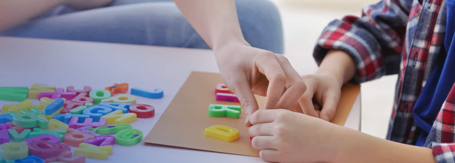 Niño realizabndo un ejercicio para mejorar sus habilidades comunicativas